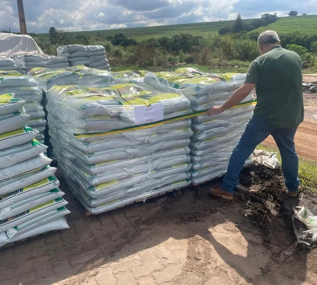 Fiscalização apreende 336 toneladas de fertilizantes em Pederneiras