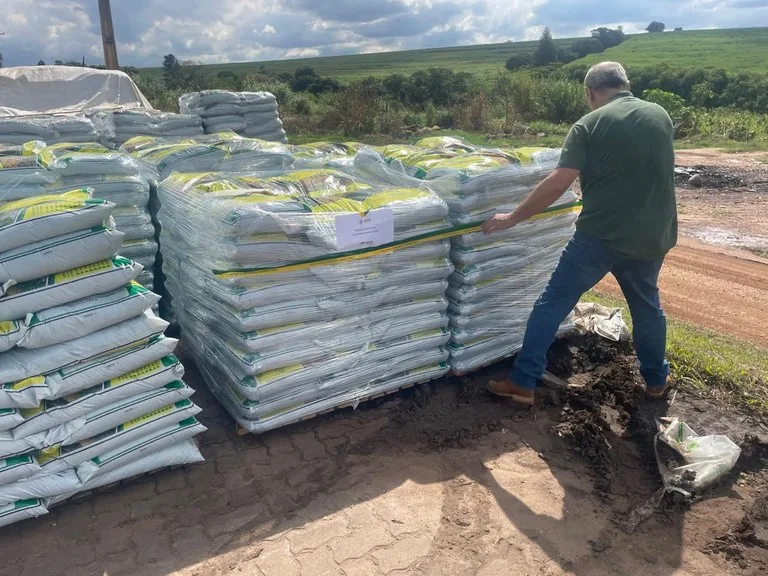 Fiscalização apreende 336 toneladas de fertilizantes em Pederneiras
