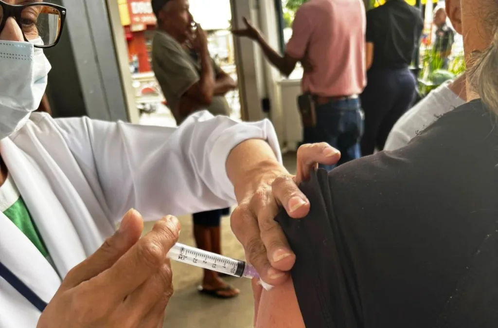 Vacinação contra gripe e dengue tem plantão neste sábado