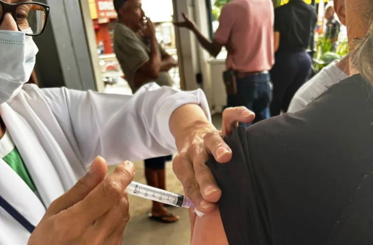 Vacinação contra gripe e dengue tem plantão neste sábado