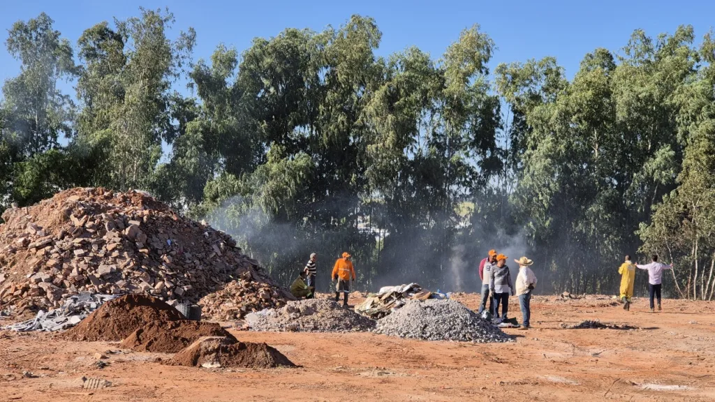 Incêndio perto de resíduos e podas provoca alerta em Pompéia