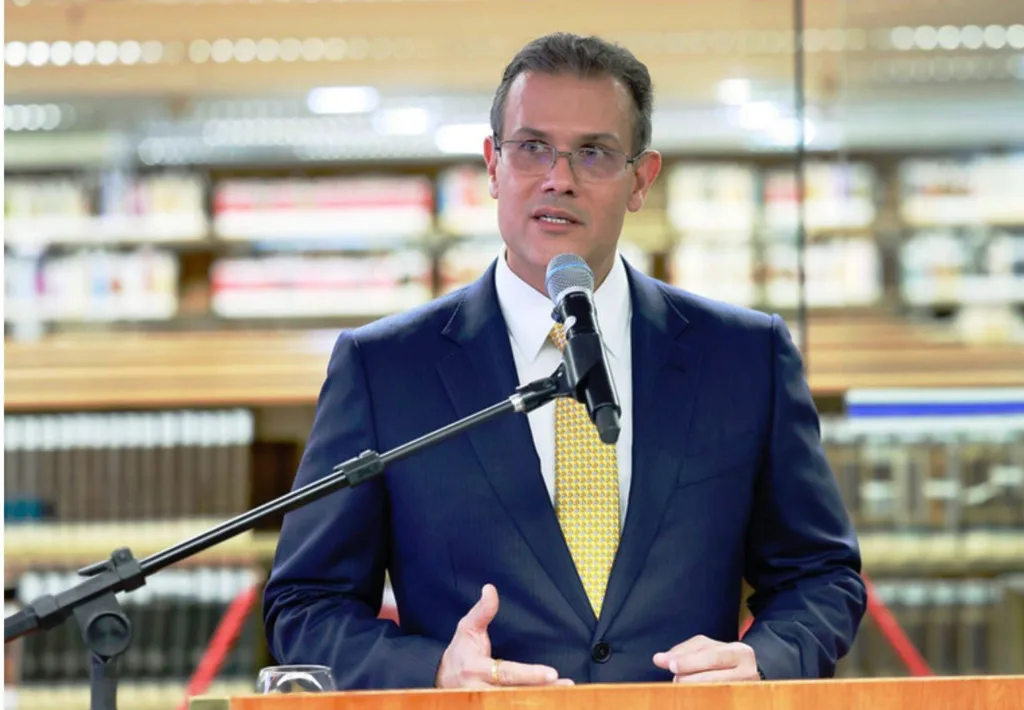 Egresso da Unimar lança livro no STF com ministros e secretário da Interpol
