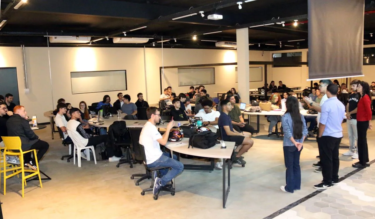 Unimar leva estudantes de Inteligência Artificial para desafio de startup