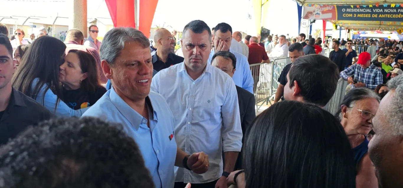 Entrega de casas com Tarcísio e secretário anuncia mais unidades e obras
