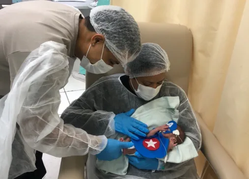 Bebê prematuro ganha festa em UTI neonatal em Bauru