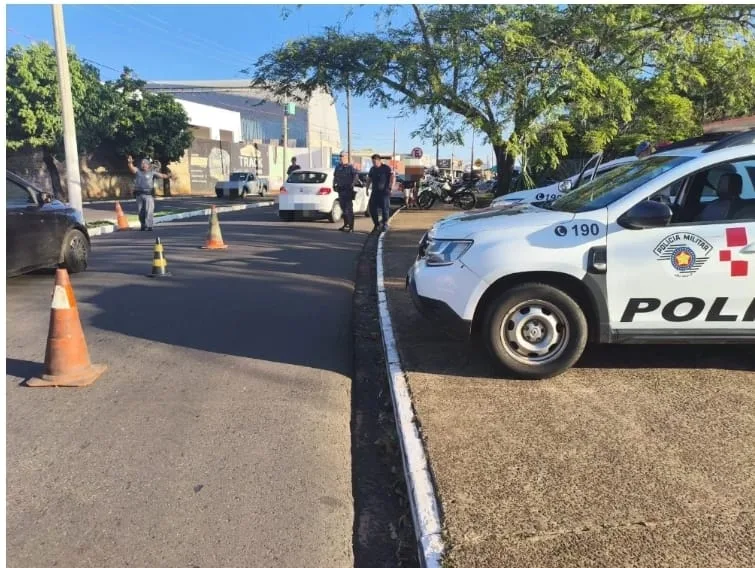 Bloqueio de álcool no trânsito faz 503 testes e multa três