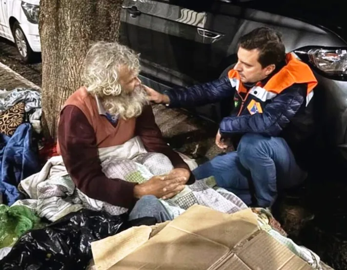 Reação de morador em rua emociona em abordagem social em Marília