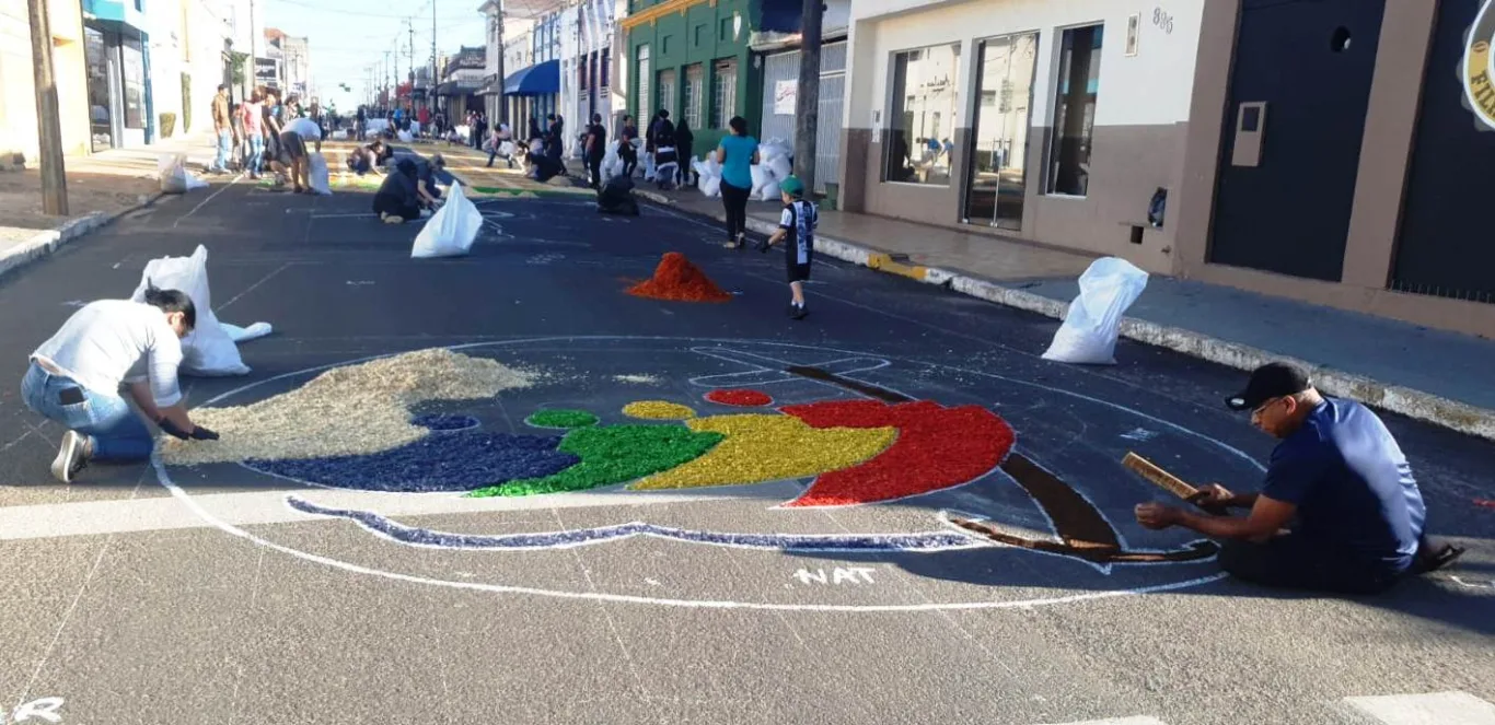 Tapetes de Corpus Christi mobilizam voluntários em tradição de Vera Cruz