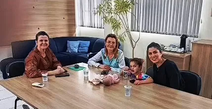 Educação e mães discutem inclusão e apoio em escolas