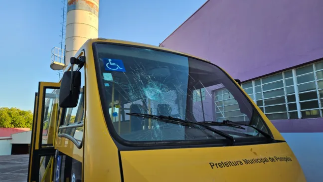 Vandalismo deixa danos em escola e ônibus de Pompéia Vandalismo deixa danos em escola e ônibus de Pompéia
