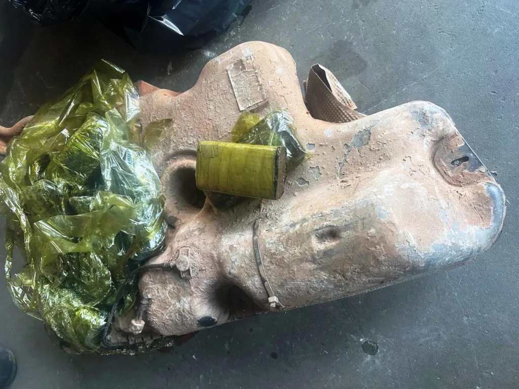 Desmanche encontra 10kg de maconha em tanque de carro