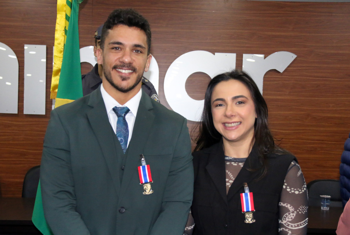 Pró-reitora e coordenador na Unimar recebem homenagem da PM