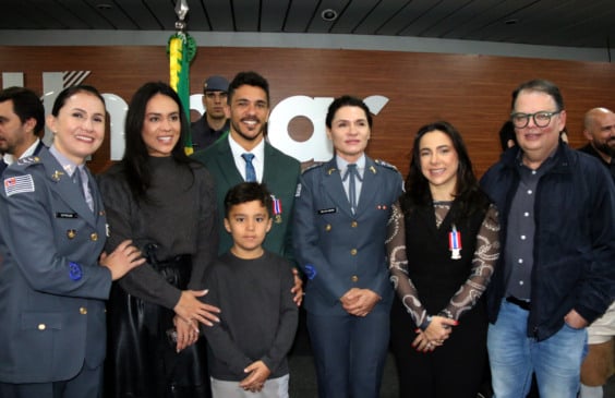 Pró-reitora e coordenador na Unimar recebem homenagem da PM