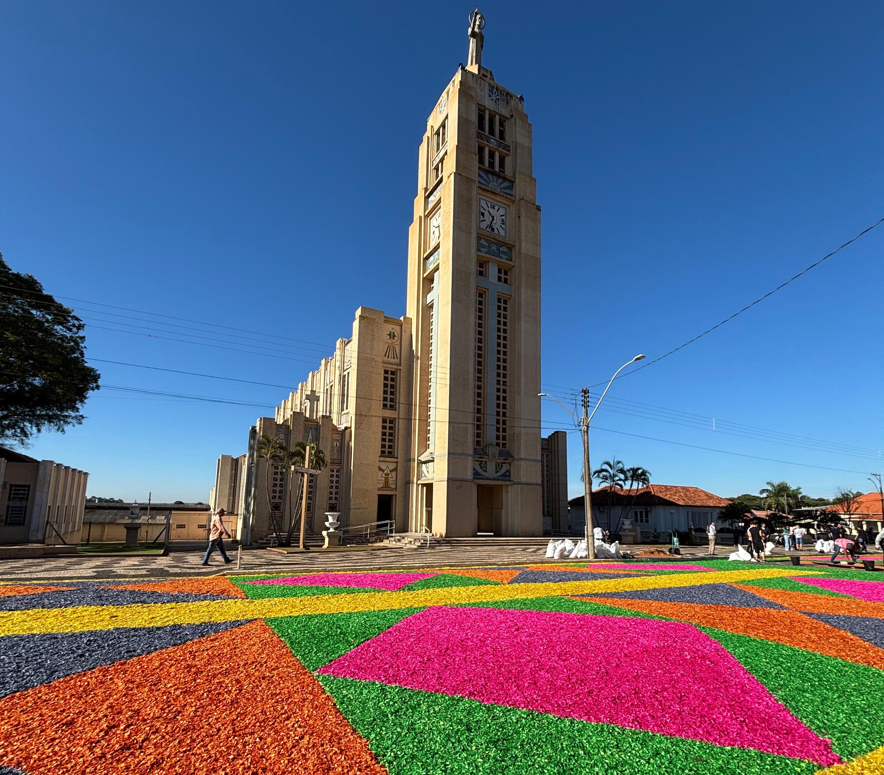 Tapetes de Corpus Christi mobilizam voluntários em tradição de Vera Cruz