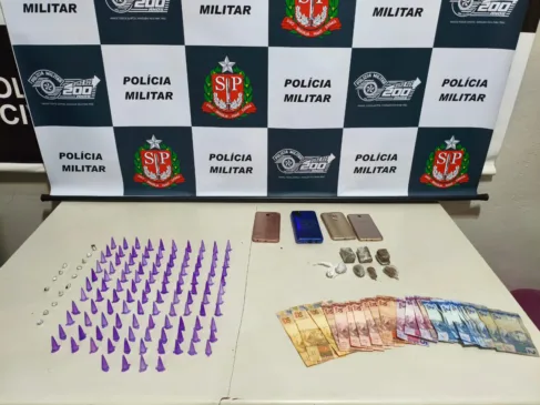PM prende homem com 130 porções de drogas em Pompéia PM prende homem com 130 porções de drogas em Pompéia