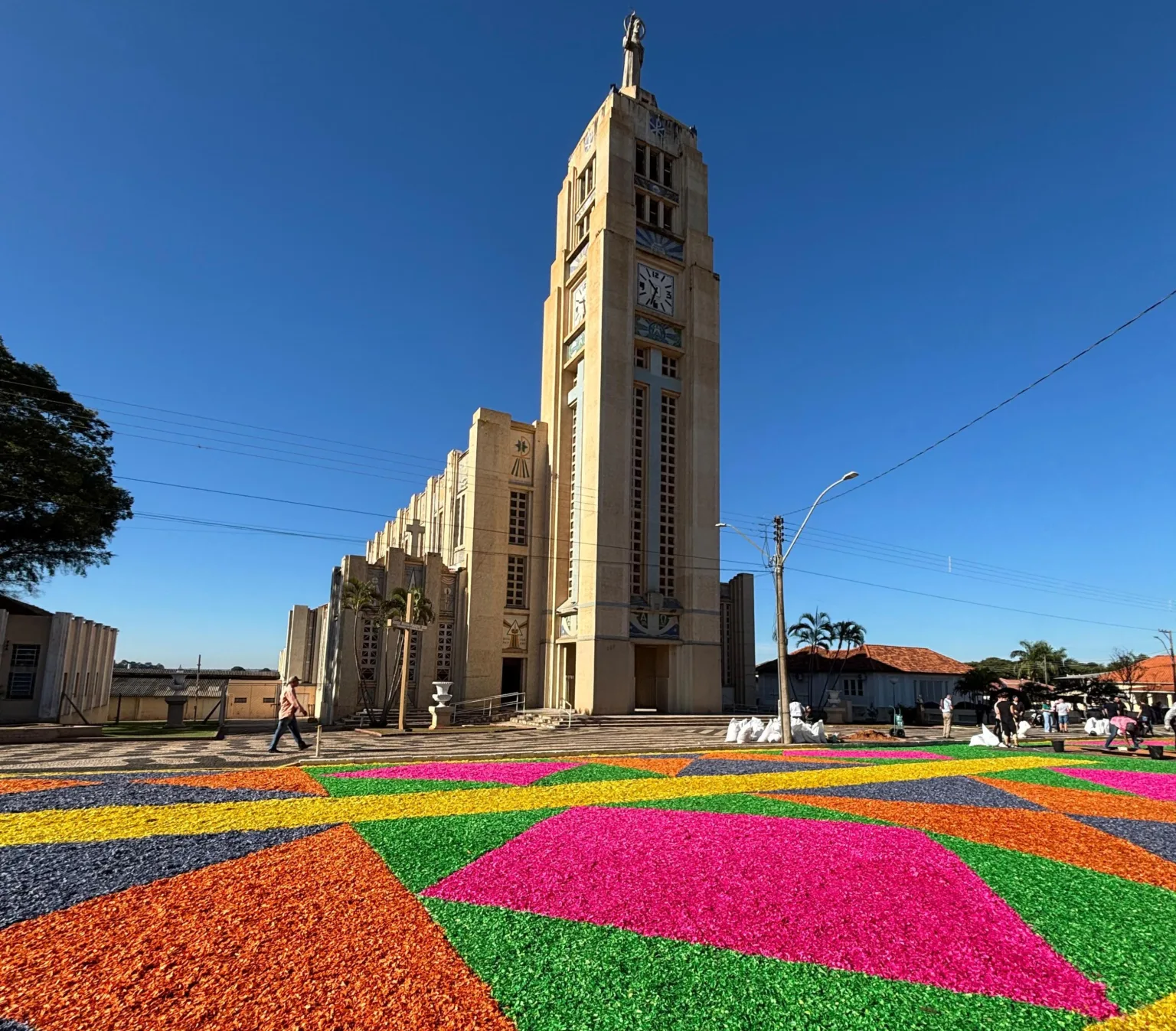 Tapetes de Corpus Christi mobilizam voluntários em tradição de Vera Cruz