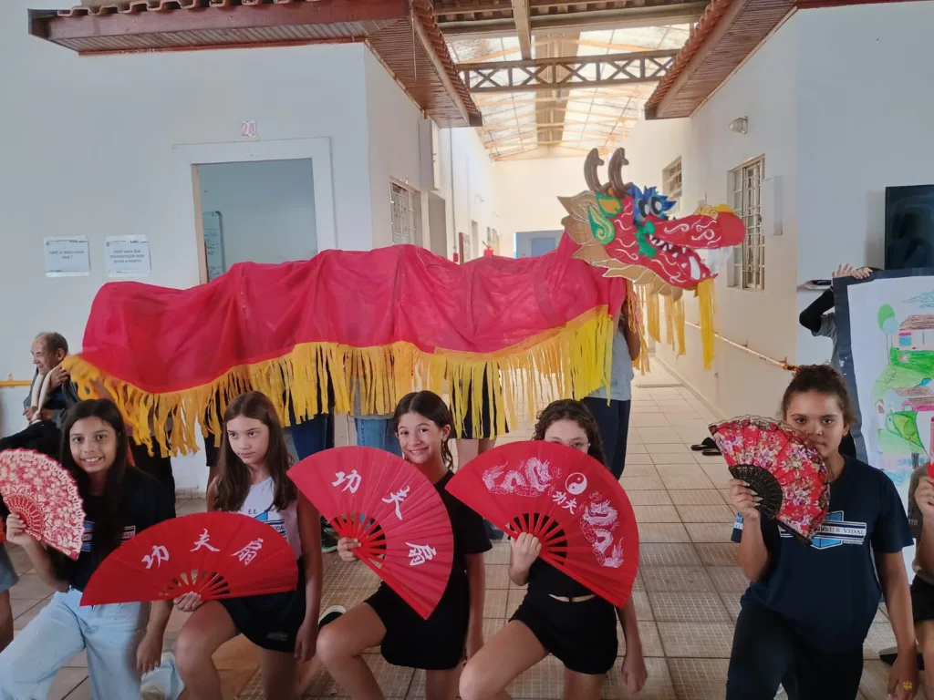 Estudantes têm dia com idosos em projeto de Diversidade Cultural Estudantes têm dia com idosos em projeto de Diversidade Cultural