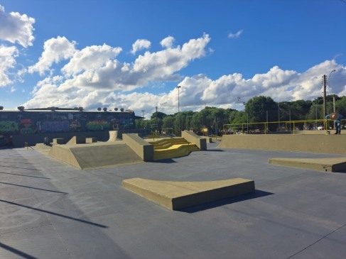 Atividades em duas praças de Marília trazem neste domingo o “Go Skate Day Marília” com disputas, manobras radicais e até uma skateata, além de lazer e arte,