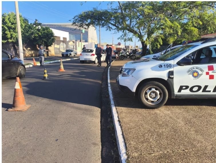 Bloqueio de álcool no trânsito faz 503 testes e multa três