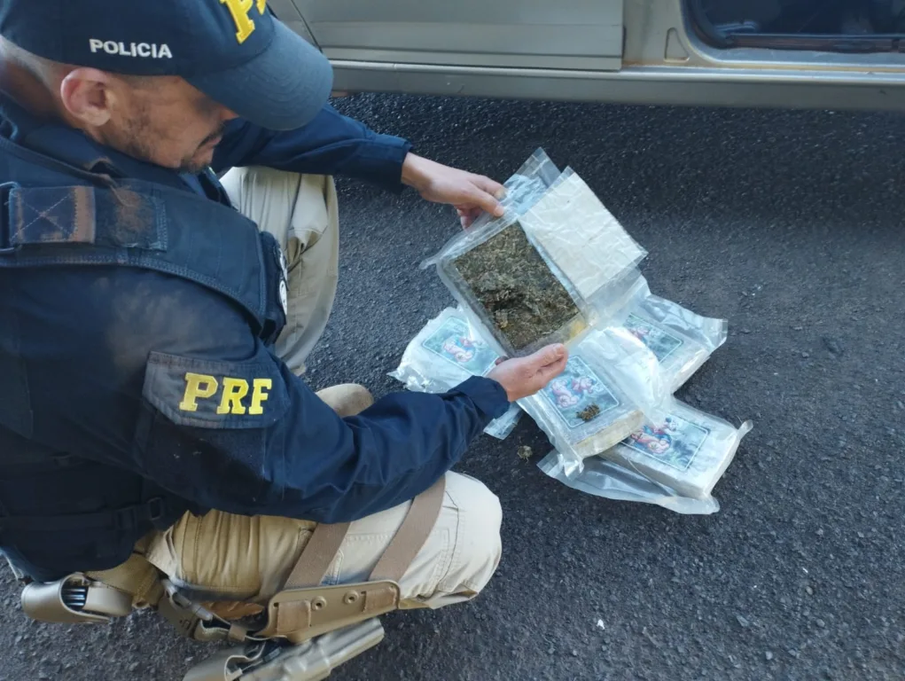 PRF apreende 8kg de maconha em painel de carro na BR-153