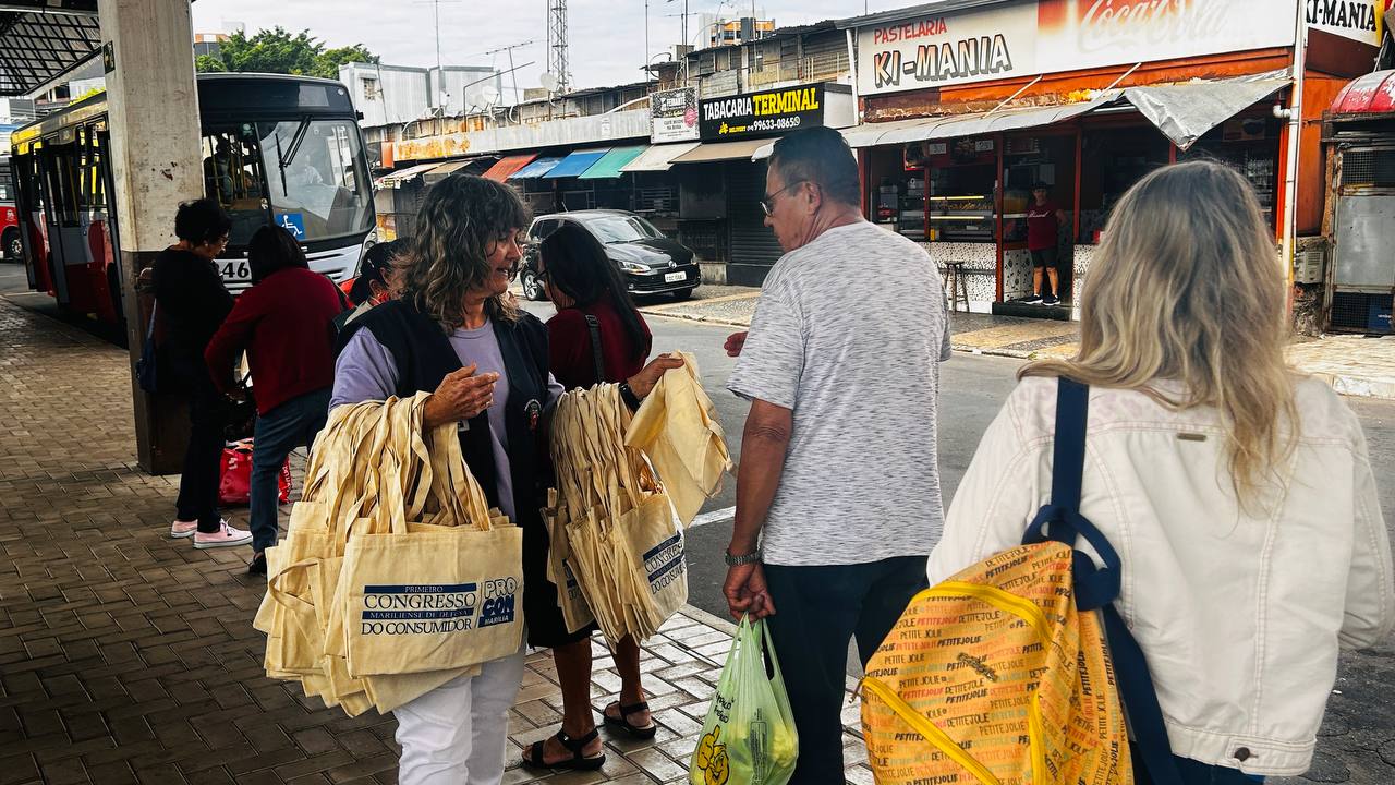 Procon entrega sacolas retornáveis e incentiva lei ambiental em Marília