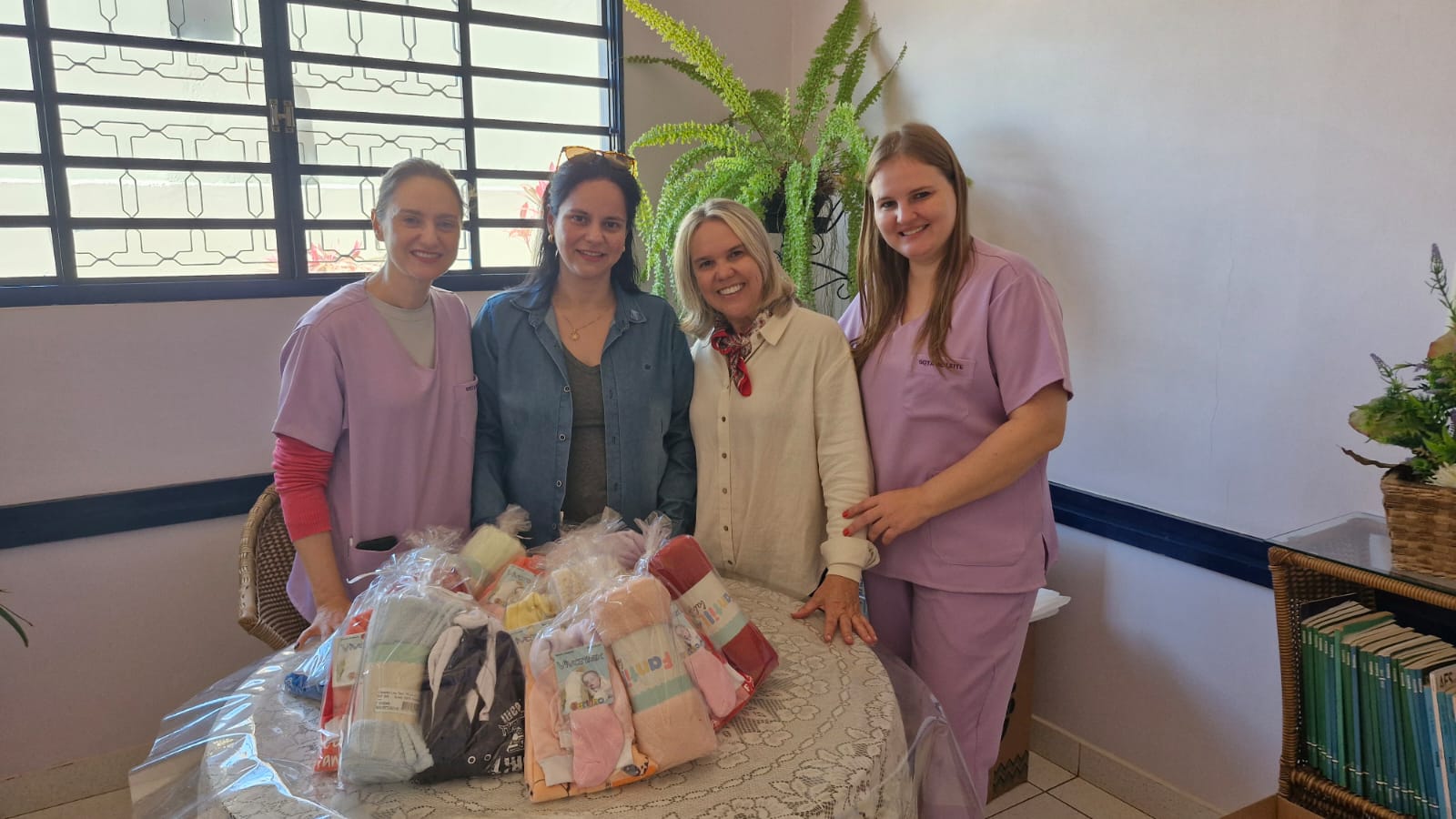 Campanha doa cobertores e Rotary entrega enxovais à Gota de Leite
