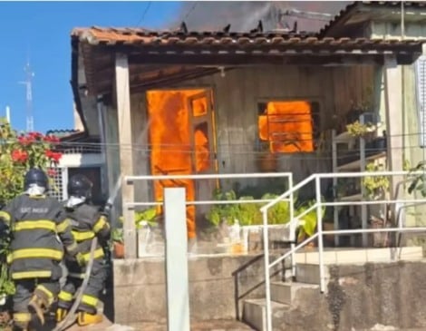Incêndio destrói casa no Palmital: idosa perde tudo