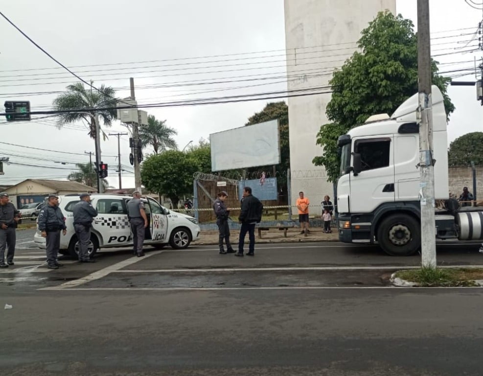 Motociclista morre em acidente com caminhão na zona sul