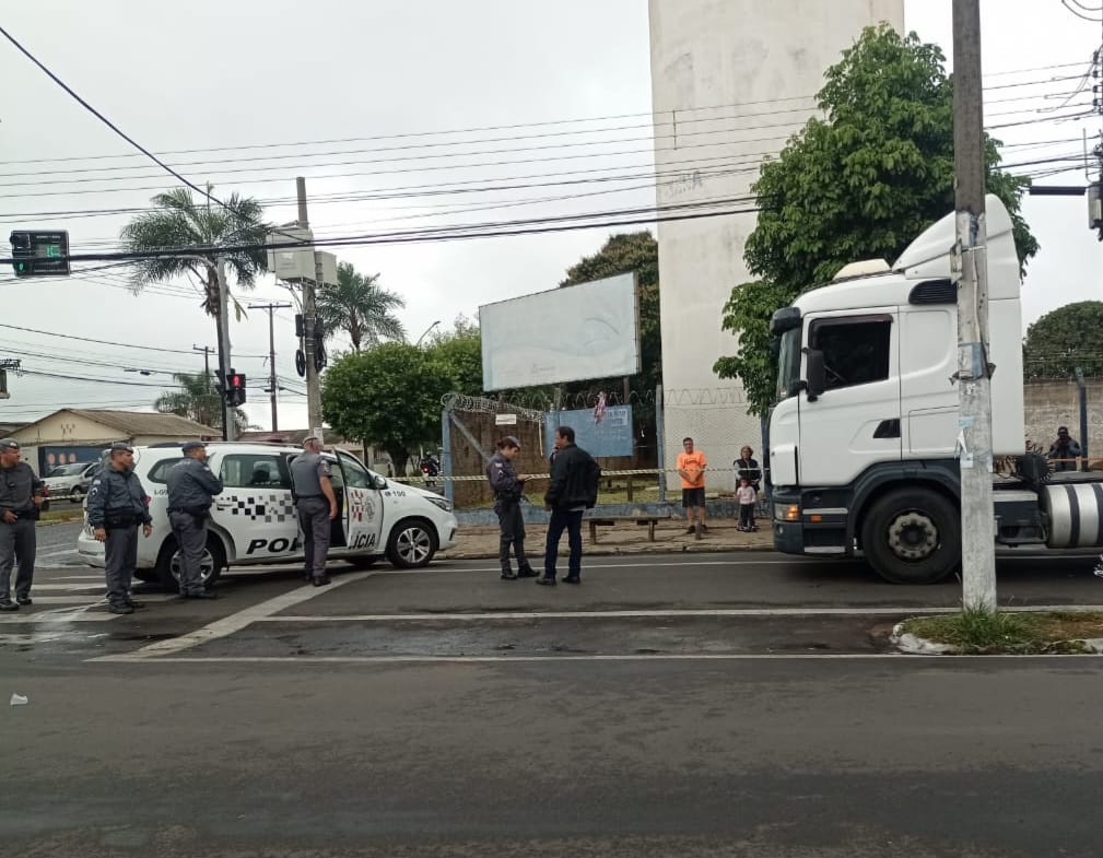 Motociclista morre em acidente com caminhão na zona sul