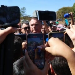 Bolsonaro passa a usar tornozeleira, nega plano de fuga e critica medidas