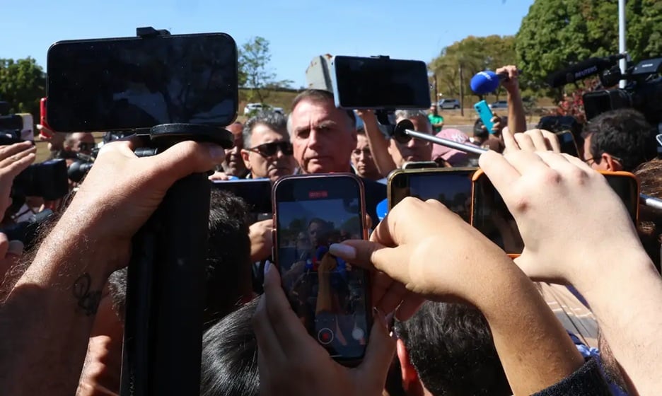 Bolsonaro passa a usar tornozeleira, nega plano de fuga e critica medidas Bolsonaro passa a usar tornozeleira, nega plano de fuga e critica medidas