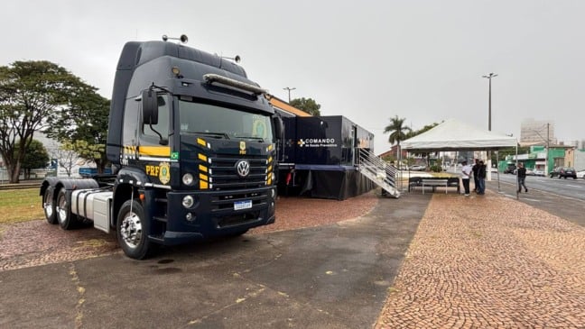 Carreta da PRF atende 83 crianças e adolescentes no primeiro dia