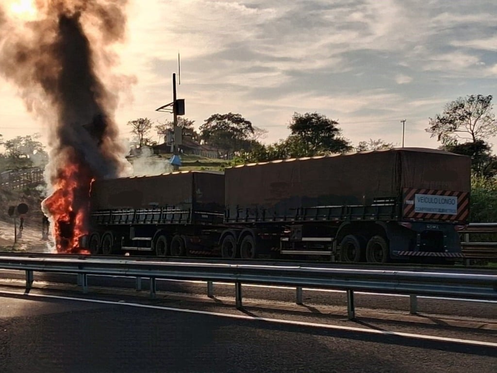 Incêndio destrói caminhão e interdita rodovia SP-333