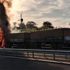 Incêndio destrói caminhão e interdita rodovia SP-333