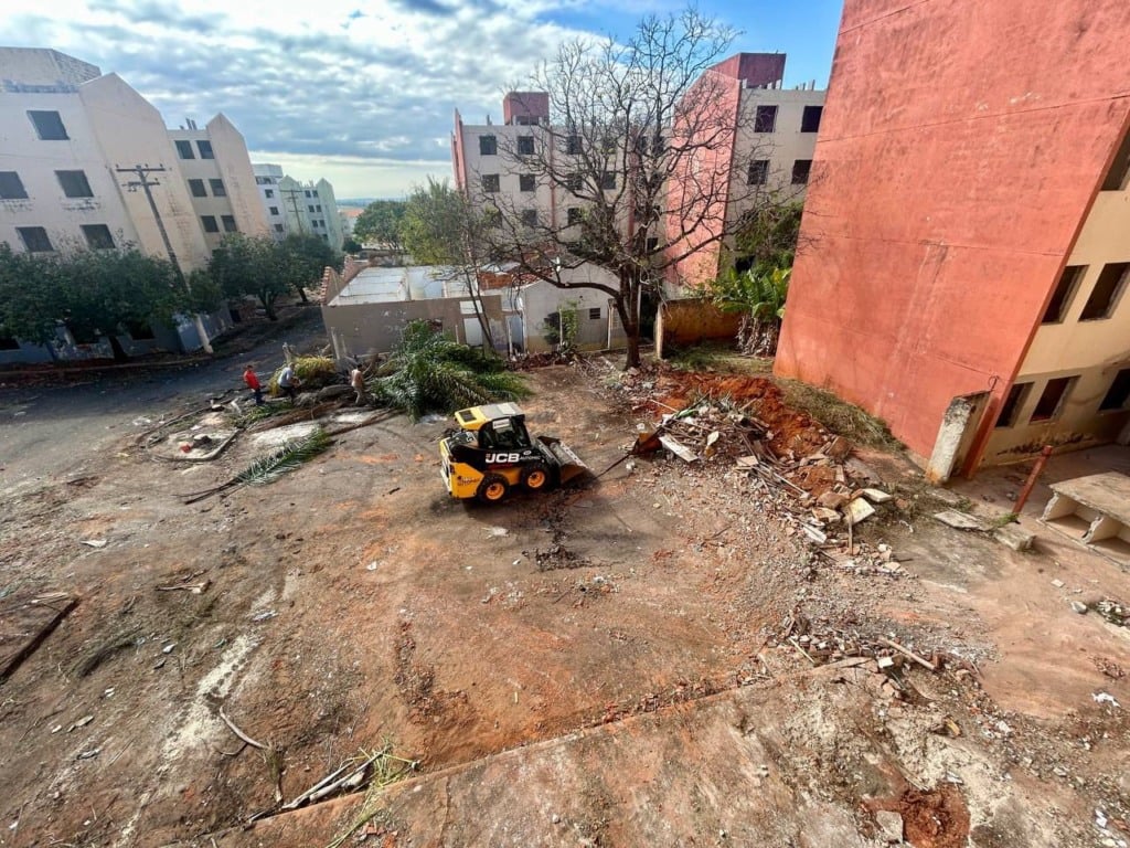 Limpeza mostra danos por abandono em prédios da CDHU em Marília