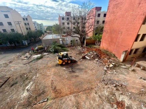 Limpeza mostra danos por abandono em prédios da CDHU em Marília