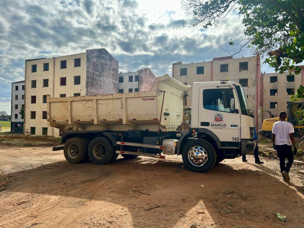 Limpeza mostra danos por abandono em prédios da CDHU em Marília