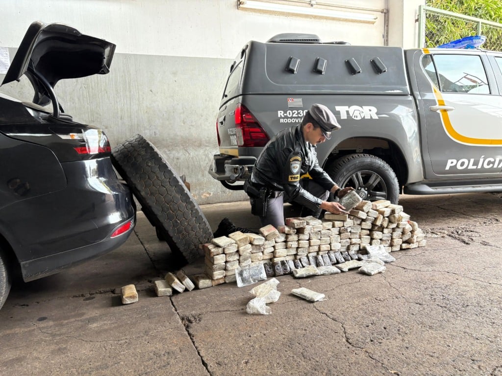 Fiscalização em rodovia flagra 200 tabletes de maconha em haxixe em pneu