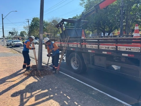 Sinalização vai reaproveitar postes e placas sem uso em Marília
