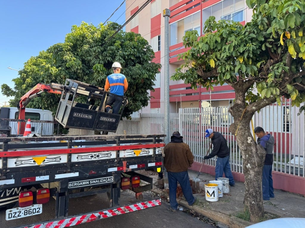 Sinalização vai reaproveitar postes e placas sem uso em Marília