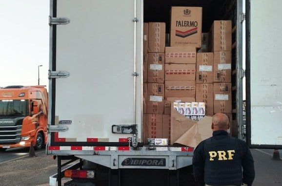 PRF apreende carga ilegal de cigarros avaliada em R$ 1,7 milhão PRF apreende carga ilegal de cigarros avaliada em R$ 1,7 milhão