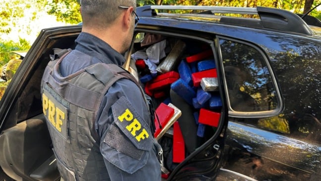 PRF apreende 658kg de maconha após fuga na BR-153