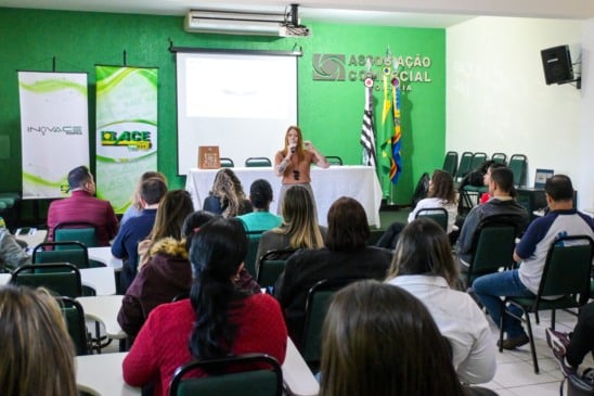 Palestra do Procon em Pompeia orienta comerciantes sobre Relações de Consumo