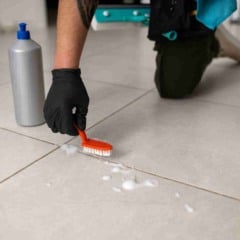 Sabão em pó com vinagre limpa piso encardido sem esforço