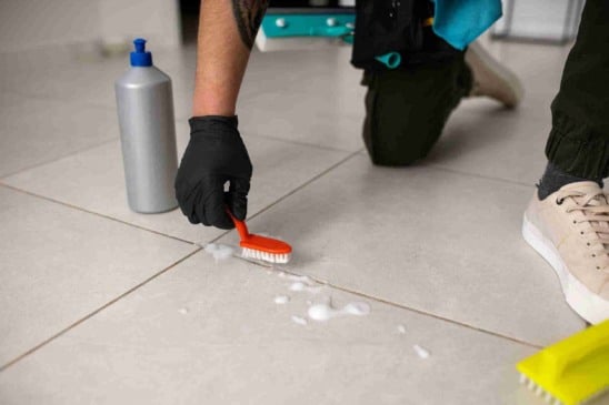 Sabão em pó com vinagre limpa piso encardido sem esforço
