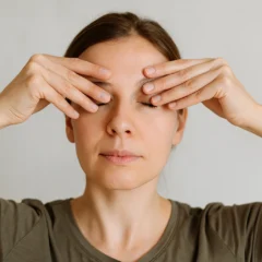 Técnicas de massagem facial para suavizar linhas