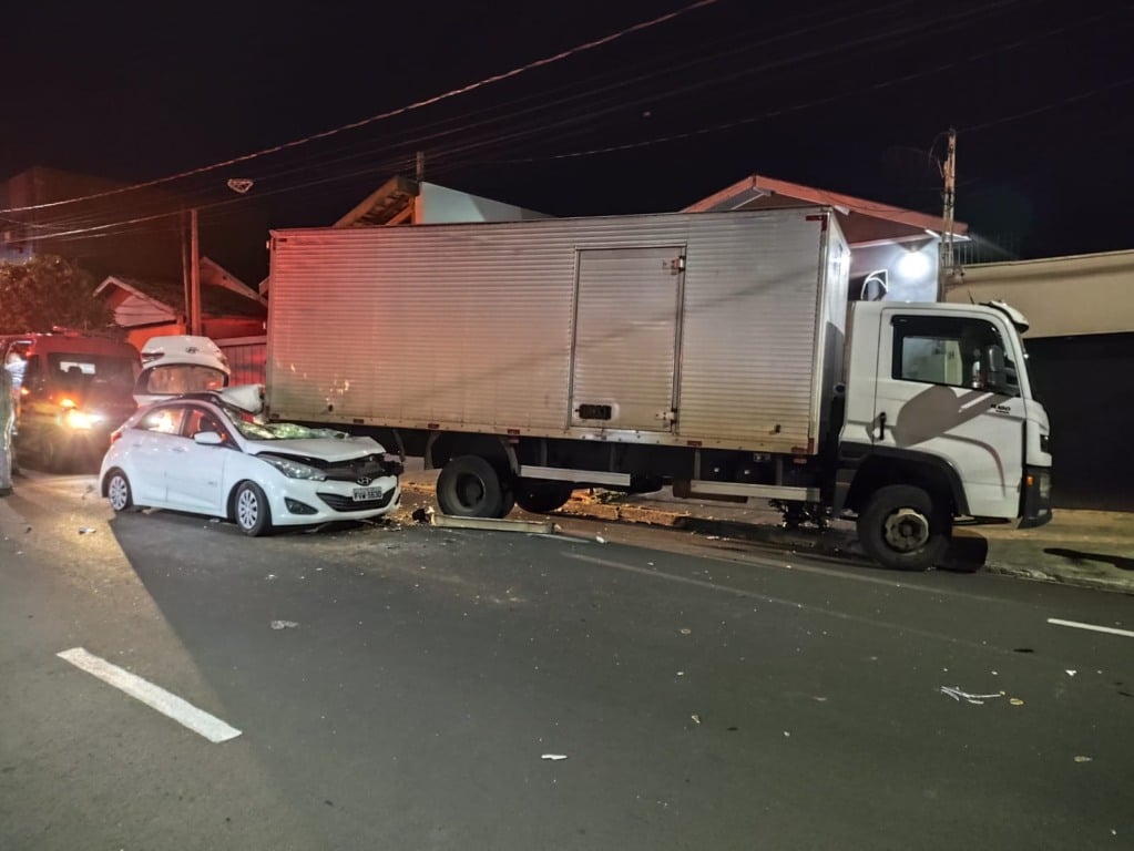 Motorista de 20 anos tem lesões graves em colisão com caminhão parado em Marília