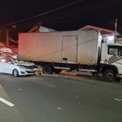 Motorista de 20 anos tem lesões graves em colisão com caminhão parado em Marília