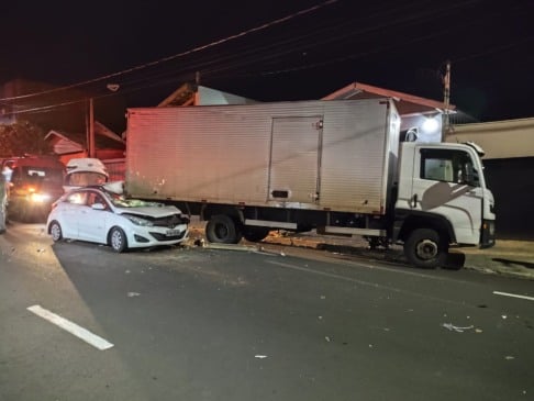 Motorista de 20 anos tem lesões graves em colisão com caminhão parado em Marília
