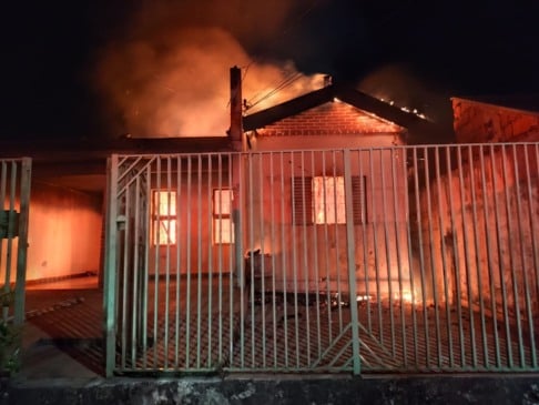 Campanha ajuda família após incêndio em casa de Marília